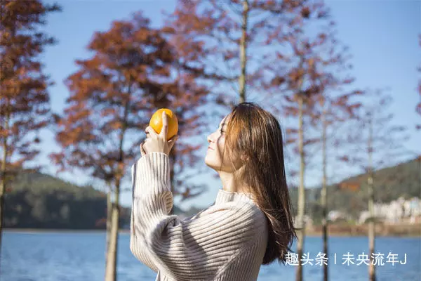 姑娘婚後懷孕,窮姐姐去看望,吃飯時彎腰撿筷子,妹妹兩眼汪汪