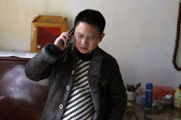 妻子難產,妹妹卻一直打電話,他怒關機,再次回撥過去,他卻傻住