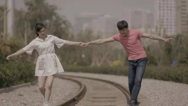 婚後妻子始終不孕,他選擇離婚,5年後菜場看見對母子,當場石化