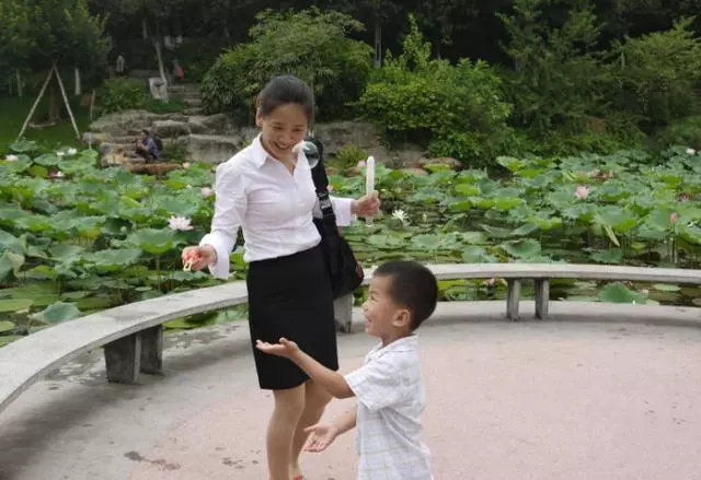 婚後妻子始終不孕,他選擇離婚,5年後菜場看見對母子,當場石化
