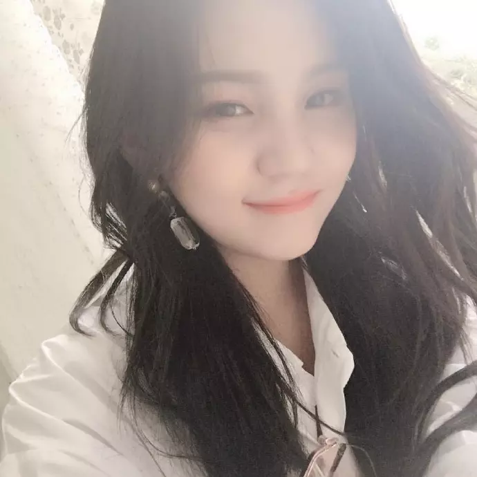 [GFRIEND][分享]181216 果汁美砰砰的嚴智近照動搖飯心的氛圍女神！