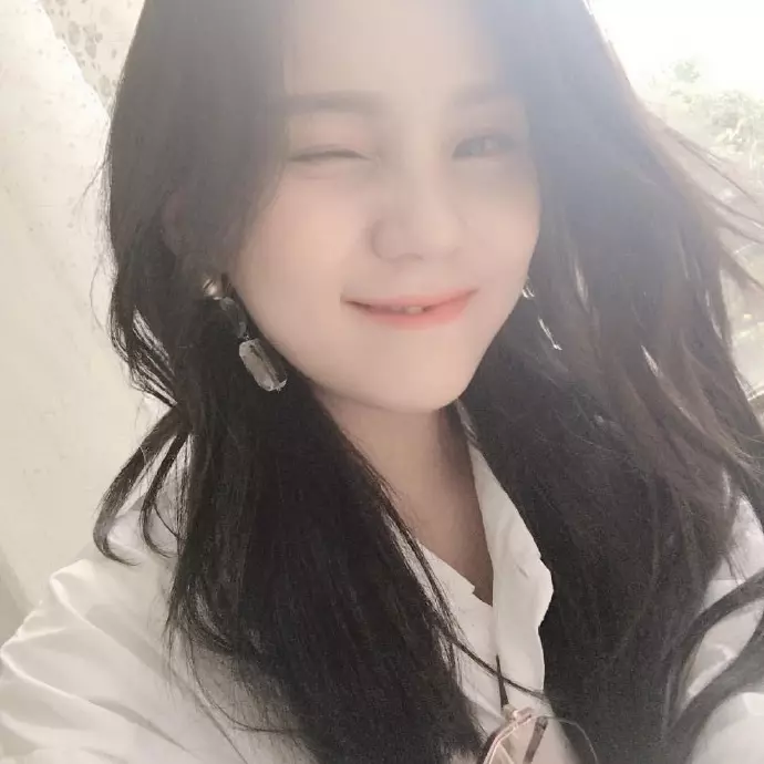 [GFRIEND][分享]181216 果汁美砰砰的嚴智近照動搖飯心的氛圍女神！