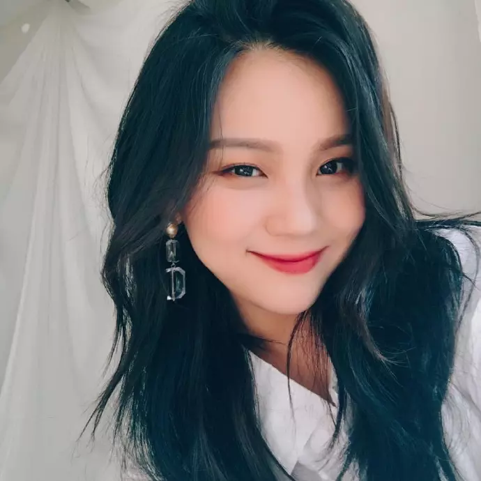 [GFRIEND][分享]181216 果汁美砰砰的嚴智近照動搖飯心的氛圍女神！