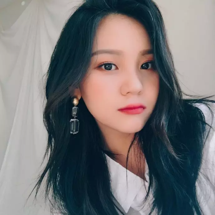 [GFRIEND][分享]181216 果汁美砰砰的嚴智近照動搖飯心的氛圍女神！
