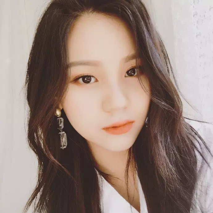 [GFRIEND][分享]181216 果汁美砰砰的嚴智近照動搖飯心的氛圍女神！