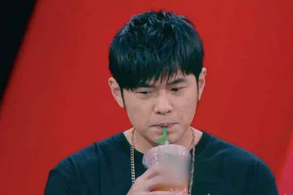周杰倫演唱會再現神改編《不能說的秘密》都能和奶茶有關