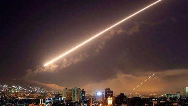 俄S300飛彈凌空摧毀美製軍機,深夜開戰,伊朗乘機突襲秘密基地
