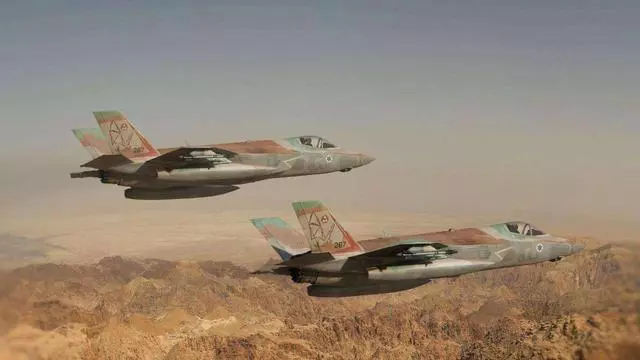俄S300飛彈凌空摧毀美製軍機,深夜開戰,伊朗乘機突襲秘密基地