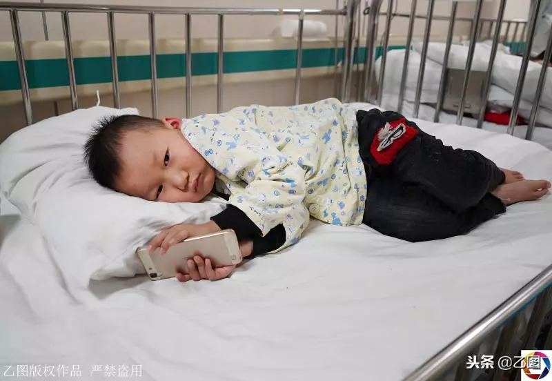 親媽拒絕給5歲兒子配型救命,孩子每天問奶奶:媽媽啥時來?