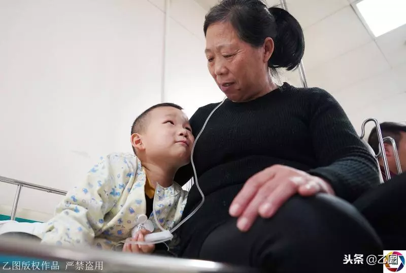 親媽拒絕給5歲兒子配型救命,孩子每天問奶奶:媽媽啥時來?