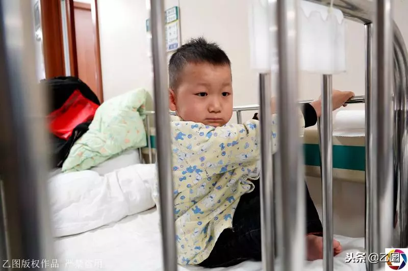 親媽拒絕給5歲兒子配型救命,孩子每天問奶奶:媽媽啥時來?