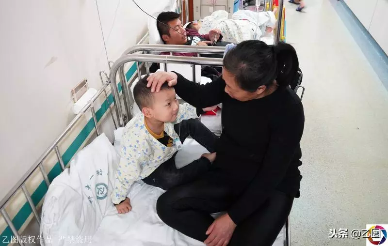 親媽拒絕給5歲兒子配型救命,孩子每天問奶奶:媽媽啥時來?