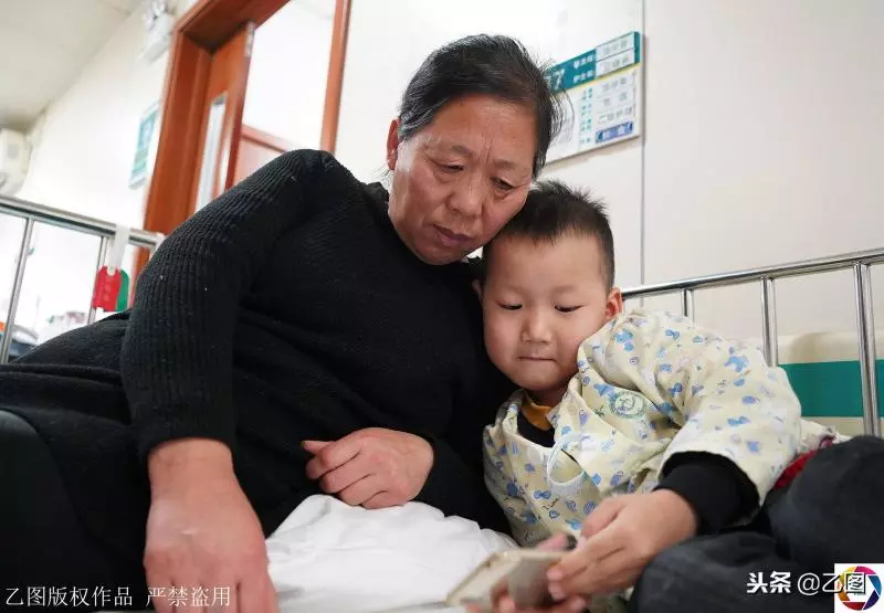 親媽拒絕給5歲兒子配型救命,孩子每天問奶奶:媽媽啥時來?