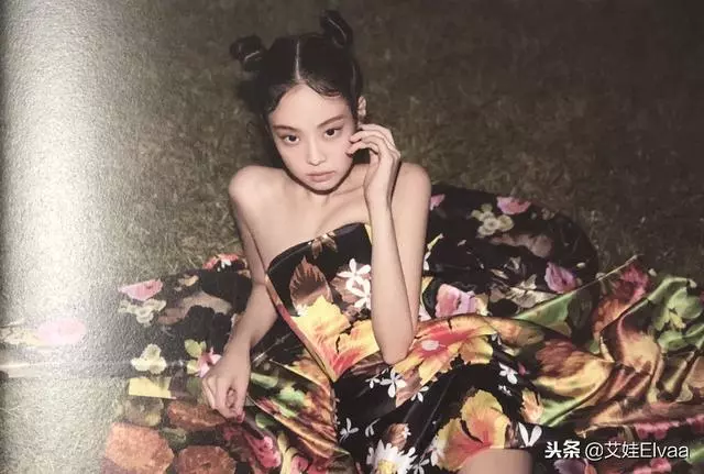 Jennie新髮型太鬼馬風,愛心眼鏡修身衣,卻被這對雙馬尾搶盡風頭