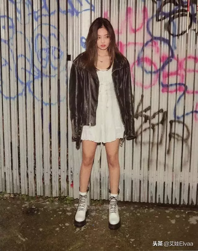 Jennie新髮型太鬼馬風,愛心眼鏡修身衣,卻被這對雙馬尾搶盡風頭