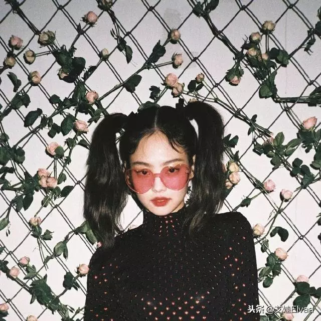 Jennie新髮型太鬼馬風,愛心眼鏡修身衣,卻被這對雙馬尾搶盡風頭