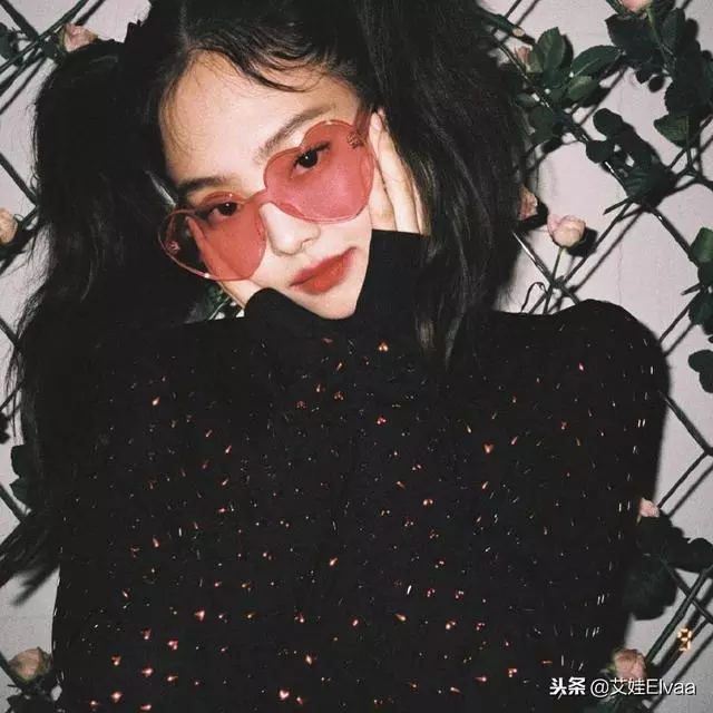 Jennie新髮型太鬼馬風,愛心眼鏡修身衣,卻被這對雙馬尾搶盡風頭
