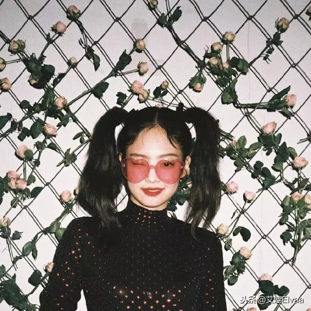 Jennie新髮型太鬼馬風,愛心眼鏡修身衣,卻被這對雙馬尾搶盡風頭