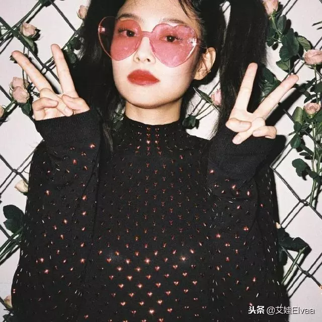 Jennie新髮型太鬼馬風,愛心眼鏡修身衣,卻被這對雙馬尾搶盡風頭