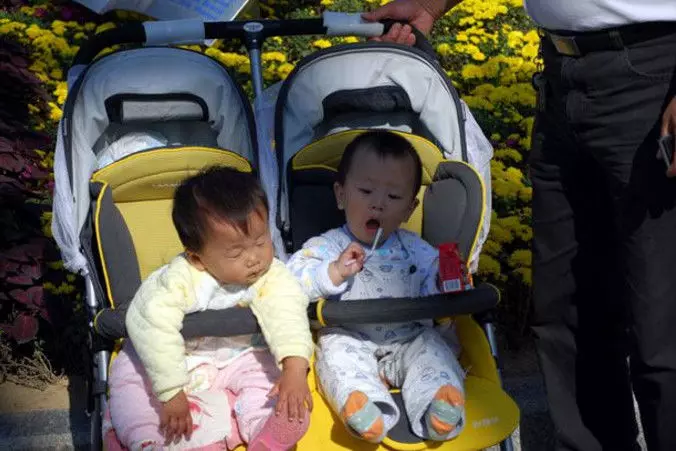 雙胞胎長得不一樣,丈夫非要做親子鑑定,結果出來後妻子連夜走了