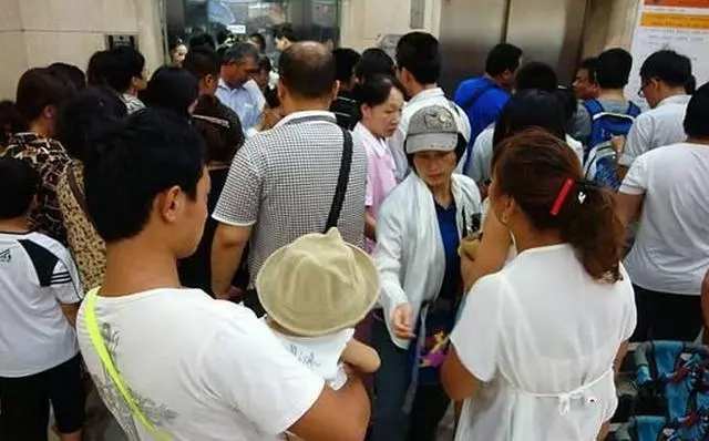 25歲產婦剖腹產子,孩子一出生30幾個父親爭相搶抱孩子,事實淚目