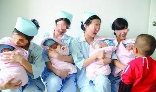 25歲產婦剖腹產子,孩子一出生30幾個父親爭相搶抱孩子,事實淚目