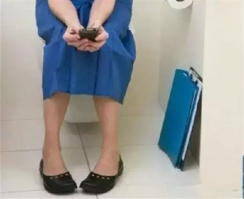 在婆家吃飯時來姨媽,婆婆偷著笑,上完廁所後,俺報了警