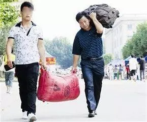 送兒子去學校,兒子卻說父親是司機,偶遇同學打聲招呼,兒子傻住