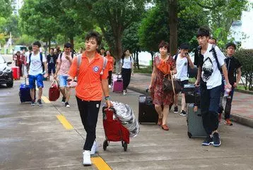 送兒子去學校,兒子卻說父親是司機,偶遇同學打聲招呼,兒子傻住