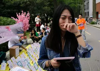 送兒子去學校,兒子卻說父親是司機,偶遇同學打聲招呼,兒子傻住