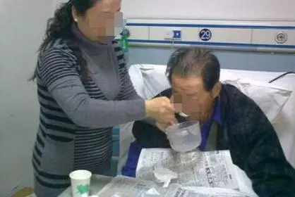 俺伺候公公10年,他臨終只給俺一把土,半年後俺種花,打開蒙啦