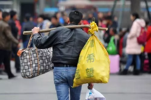 弟弟進城看哥哥,大嫂嫌髒不讓進屋,下樓聽到鄰居對話,傻住