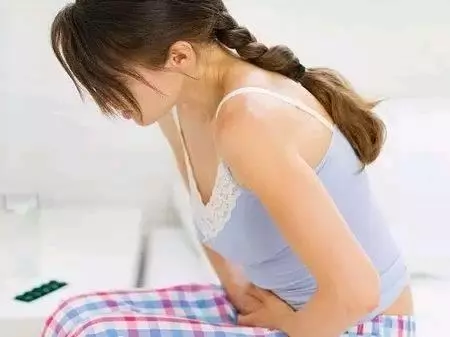 妻子反覆小產,始終找不出原因,丈夫離婚,搬家時挪開柜子,蒙啦