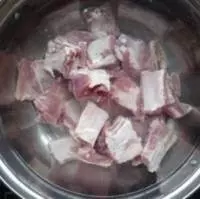 黑豆排骨湯,有活血清熱、補虛烏髮還有很多你不知道的功能哦!趕緊分享吧~