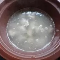 黑豆排骨湯,有活血清熱、補虛烏髮還有很多你不知道的功能哦!趕緊分享吧~