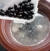 黑豆排骨湯,有活血清熱、補虛烏髮還有很多你不知道的功能哦!趕緊分享吧~