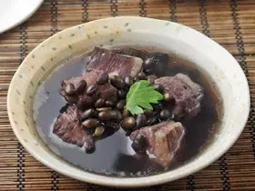 黑豆排骨湯,有活血清熱、補虛烏髮還有很多你不知道的功能哦!趕緊分享吧~
