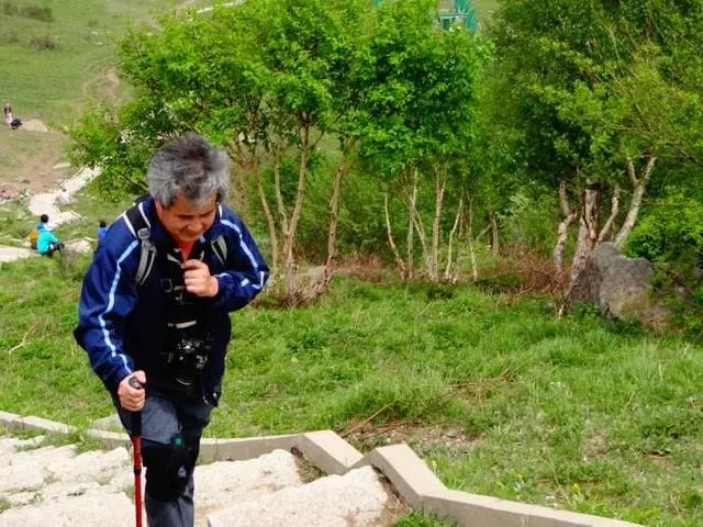 一個小動作,治療膝關節疾病,還能養肝強腎,厲害了!