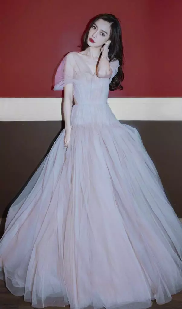 Angelababy亮相紅毯和宋仲基合影,網友:艷壓一眾韓國女明星