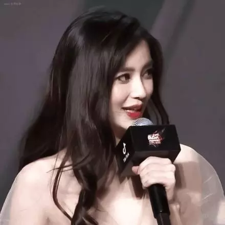 Angelababy亮相紅毯和宋仲基合影,網友:艷壓一眾韓國女明星