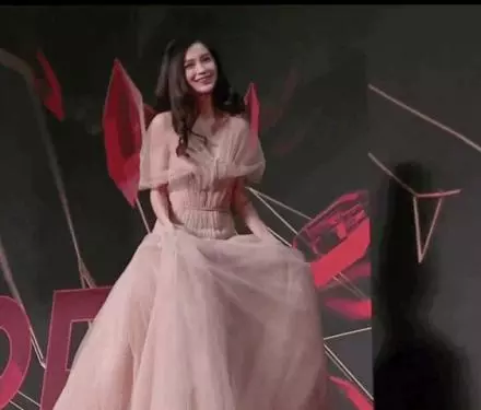 Angelababy亮相紅毯和宋仲基合影,網友:艷壓一眾韓國女明星