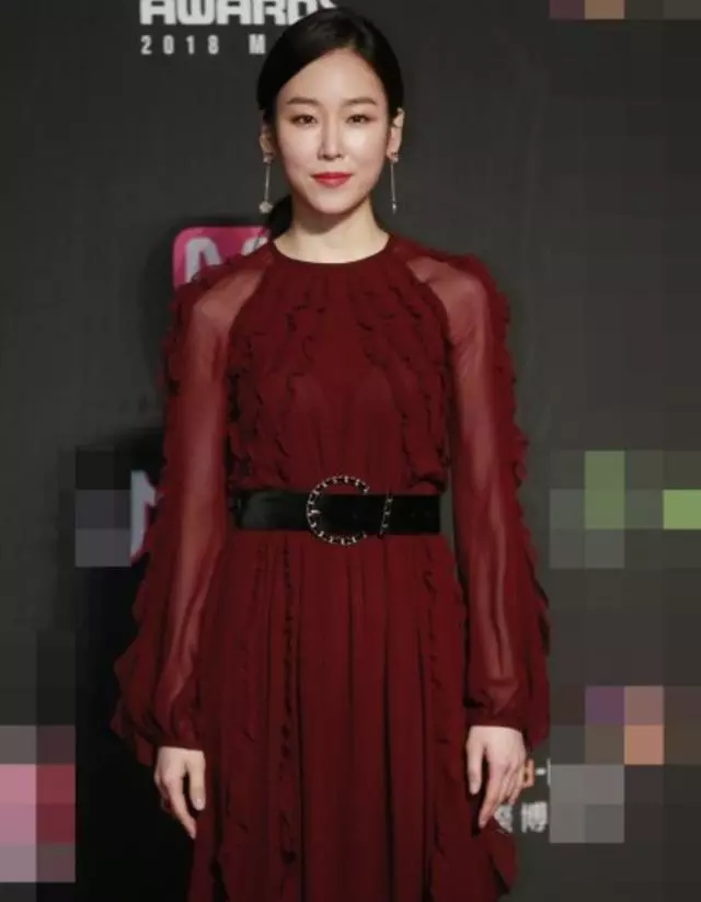 Angelababy亮相紅毯和宋仲基合影,網友:艷壓一眾韓國女明星