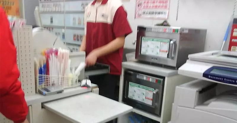 超商店員「對屁孩狠揍2拳」竟遭投訴開除,但沒想到消息一傳出....各大老闆都全力挖角他!