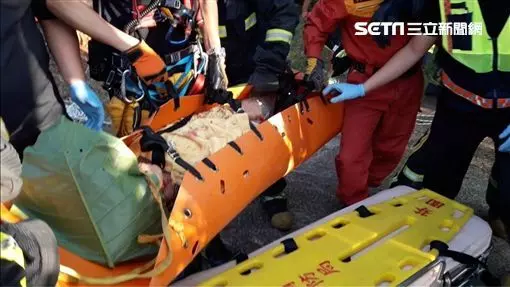 驚險!阿嬤為撿蛋摔20米山谷險送命