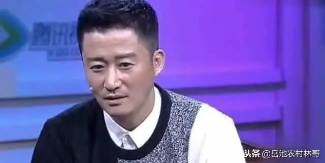 華哥給小鮮肉頒獎,他們卻不把天王當回事,單手接獎全程無視!實在太過份!吳京也看不下去這樣發飆!