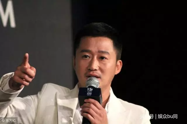 華哥給小鮮肉頒獎,他們卻不把天王當回事,單手接獎全程無視!實在太過份!吳京也看不下去這樣發飆!