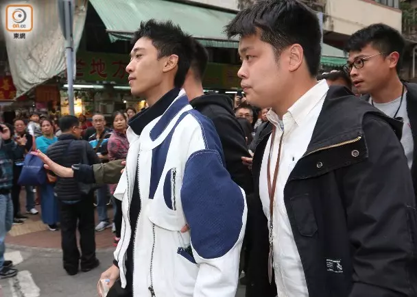 網紅鬧市撒20萬引瘋搶! 開跑車欲再撒錢被捕!網友起底, 豪車豪宅全是租的!