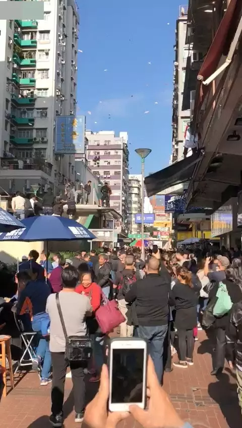 網紅鬧市撒20萬引瘋搶! 開跑車欲再撒錢被捕!網友起底, 豪車豪宅全是租的!