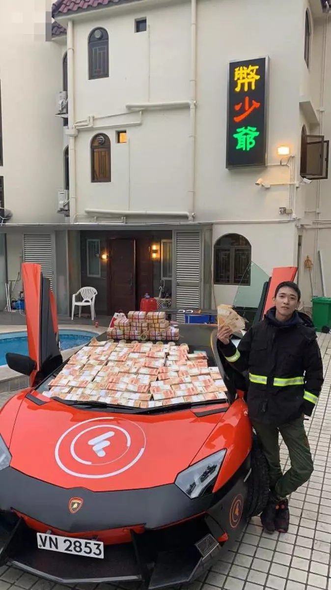 網紅鬧市撒20萬引瘋搶! 開跑車欲再撒錢被捕!網友起底, 豪車豪宅全是租的!