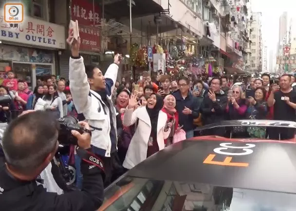 網紅鬧市撒20萬引瘋搶! 開跑車欲再撒錢被捕!網友起底, 豪車豪宅全是租的!